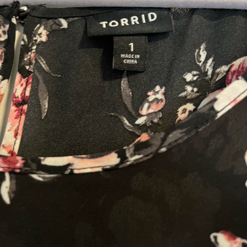 Torrid Black Floral Top Size 1 - Picture 4 of 6